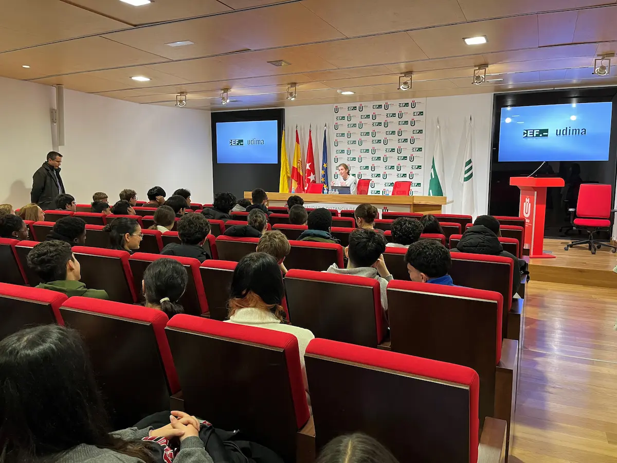 Cerca de 70 alumnos de 4º de ESO participan junto a Grupo CEF. – Udima en el programa Empresa Familiar en las Aulas