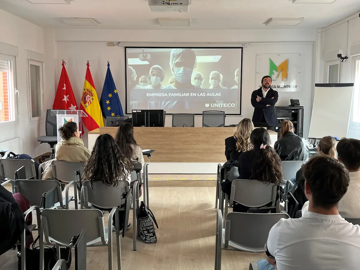 Alumnos del Ciclo Formativo de Grado Superior Intensivo-Dual de Seguros participan junto a Uniteco en el programa Empresa Familiar en las Aulas.