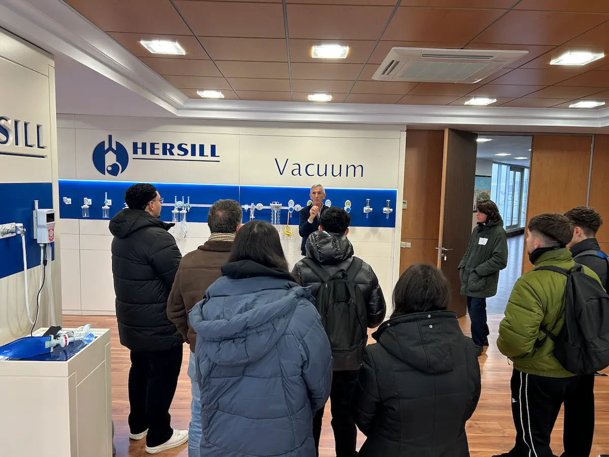 Estudiantes de FP del IES Benjamín Rúa visitan HERSILL, empresa familiar ejemplo de innovación y emprendimiento en el sector de los equipos médicos