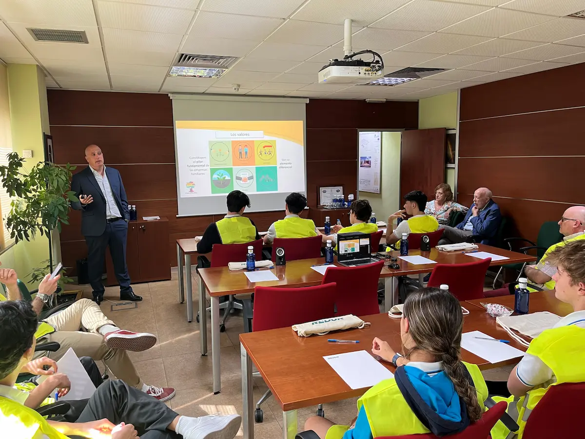 Los alumnos de Casvi International American School visitan el corazón logístico de Redur