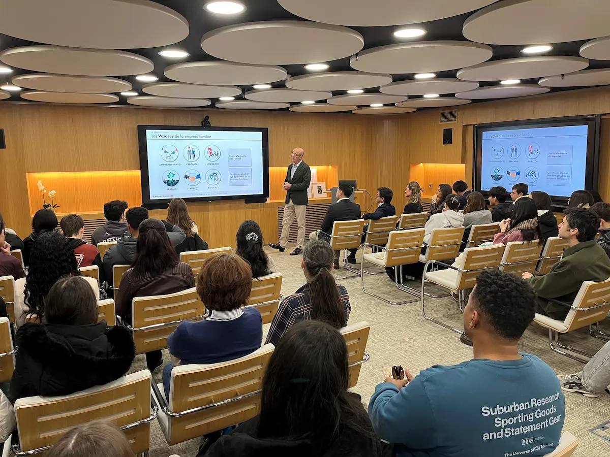 Alumnos del IES Valmayor (Valdemorillo) descubren el mundo de la empresa familiar en su visita a Grupo GMP
