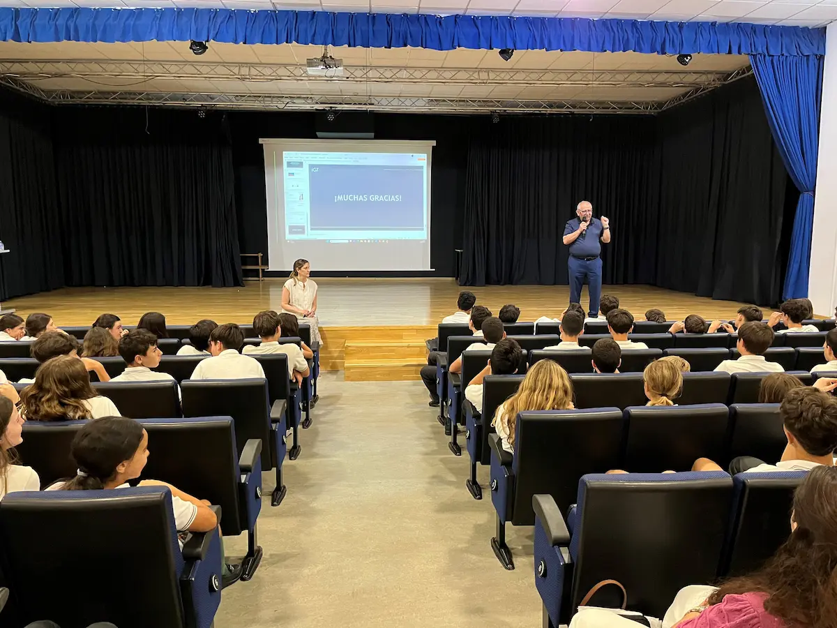 120 alumnos de 4º de ESO del Colegio Educare Antamira descubren el valor de la empresa familiar junto a IGT en el Programa Empresa Familiar en las Aulas